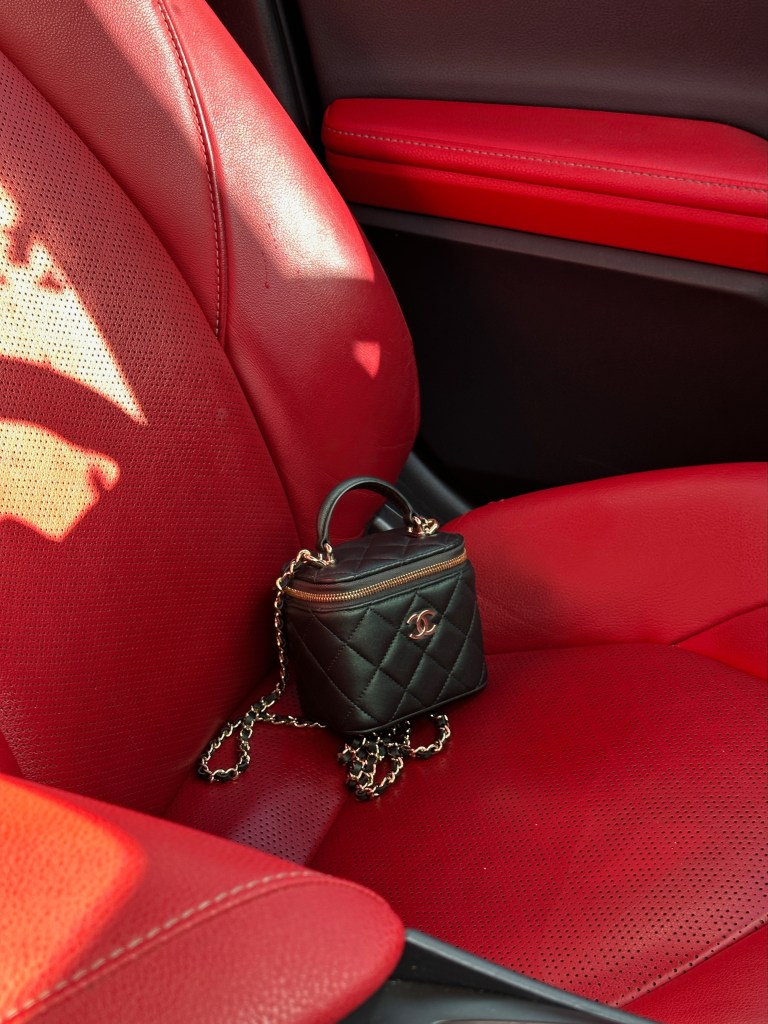 Một người lạ đã mua ngay cho Geits một chiếc túi Chanel trị giá gần 4.000 USD.