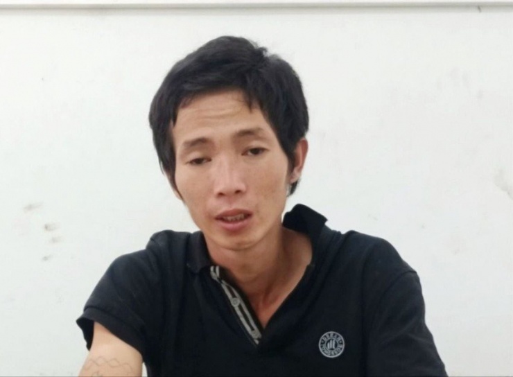 Võ Văn Vinh bị công an bắt giữ khi đột nhập lấy trộm 7 thùng bia ở tiệm tạp hóa. Ảnh: CA