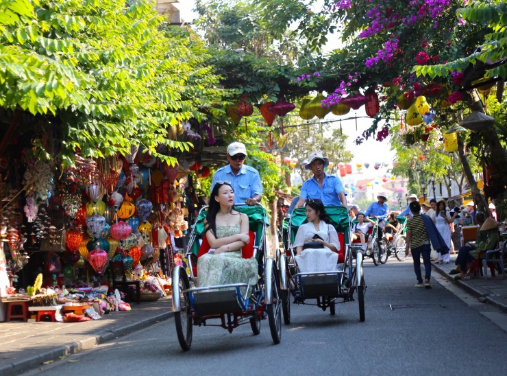 Du khách mê mẩn check-in Hội An lúc ráng chiều - 7