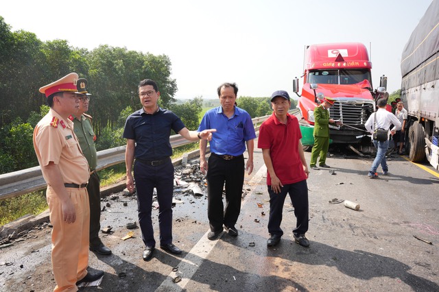 Lực lượng chức năng khám nghiệm vụ tai nạn giao thông trên cao tốc La Sơn – Cam Lộ.