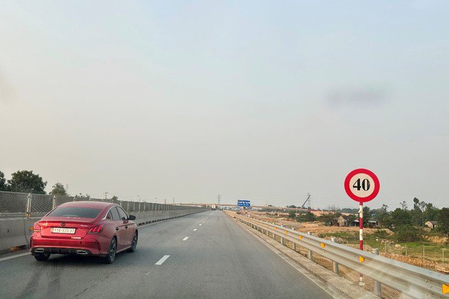 Tốc độ cao tốc Mai Sơn - QL45 hiện nay đang được quy định cao tốc là 90 km/h nhưng tại đoạn qua các công trường đang thi công bất ngờ bị hạ xuống đột ngột 60 km/h, thậm chí 40km/h.