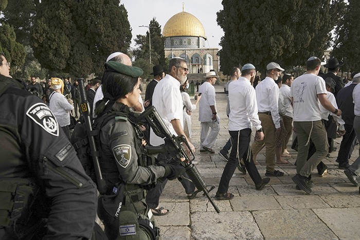 Cảnh sát Israel gác bên ngoài nhà thờ Al-Aqsa tại Jerusalem trong khi các tín đồ Hồi giáo tới thăm nơi này. Ảnh: Politico