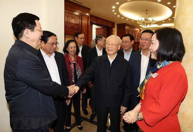 Tổng Bí thư Nguyễn Phú Trọng với các thành viên Tiểu ban Nhân sự tham dự phiên họp. (Ảnh : Trí Dũng/ TTXVN).