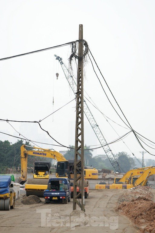 Tuy nhiên, tuyến đường đi qua địa bàn phường Trung Văn, Đại Mỗ đang trong quá trình giải phóng một số công trình điện đang án ngữ trên đường, san lấp mặt bằng, thi công nền đường. Trên tuyến được xây dựng cầu vượt sông Nhuệ. Hiện việc thi công các mố trụ cầu đã cơ bản hoàn thiện.