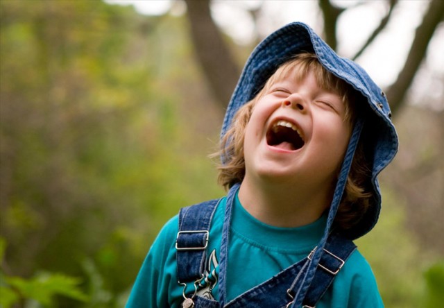 Một đứa trẻ luôn tươi cười với mọi người thì chứng tỏ, trẻ có khả năng kiểm soát cảm xúc tốt. Ảnh minh họa