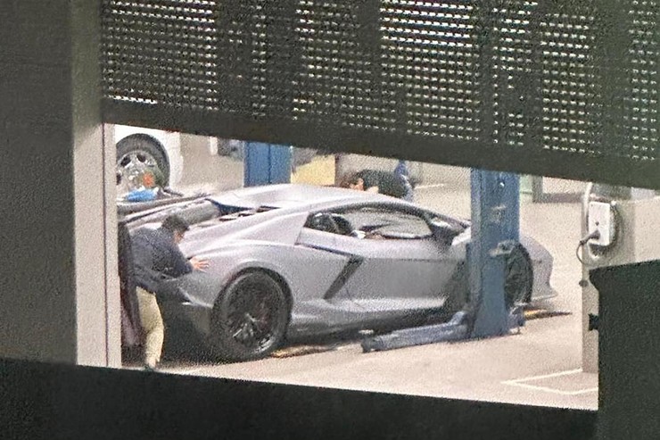 Chiếc Lamborghini Revuelto xuất hiện tại xưởng bảo dưỡng của S&S Automotive tại quận Long Biên, Hà Nội, đang được các nhân viên kỹ thuật kiểm tra. Ảnh: Johnny & Supercar Vlog
