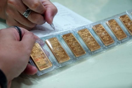 Vàng SJC "bốc hơi" 2 triệu đồng/lượng, chuyện gì đang xảy ra với giá vàng?