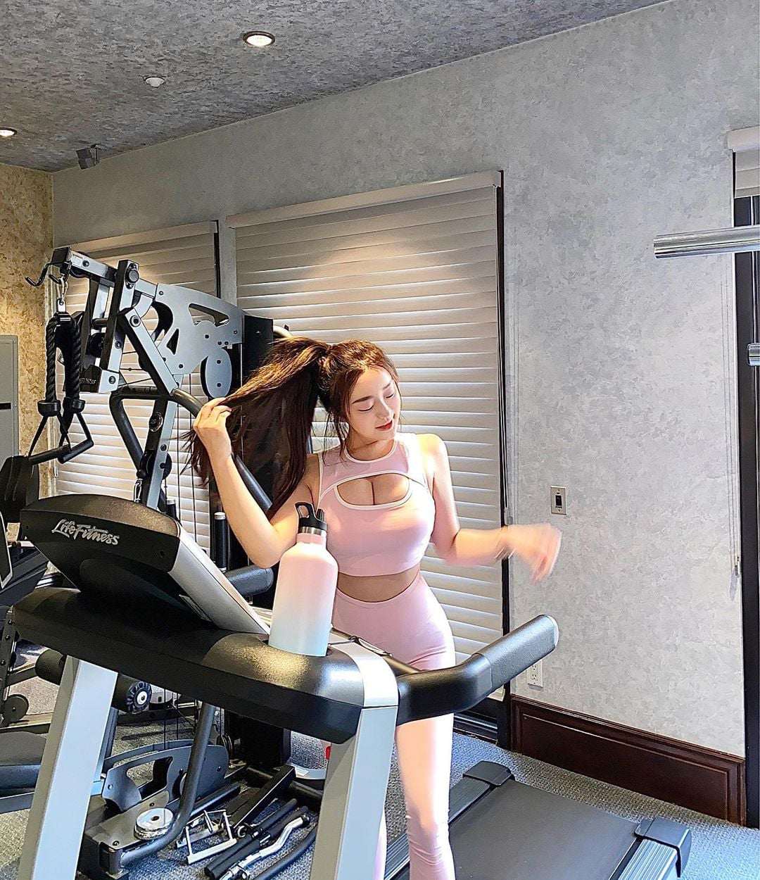 Rebecca Liu vẫn chuộng đồ tập tôn body khi tập gym.
