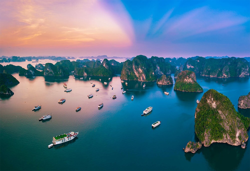 Trải nghiệm đi du thuyền và khám phá vịnh Hạ Long xinh đẹp