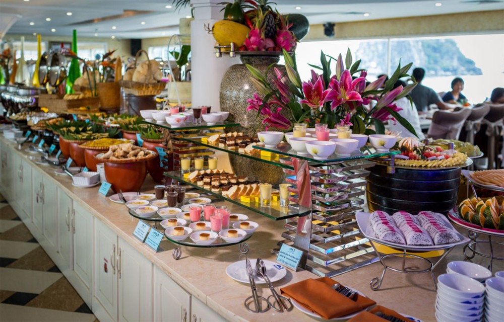 Thưởng thức buffet ngay trên du thuyền
