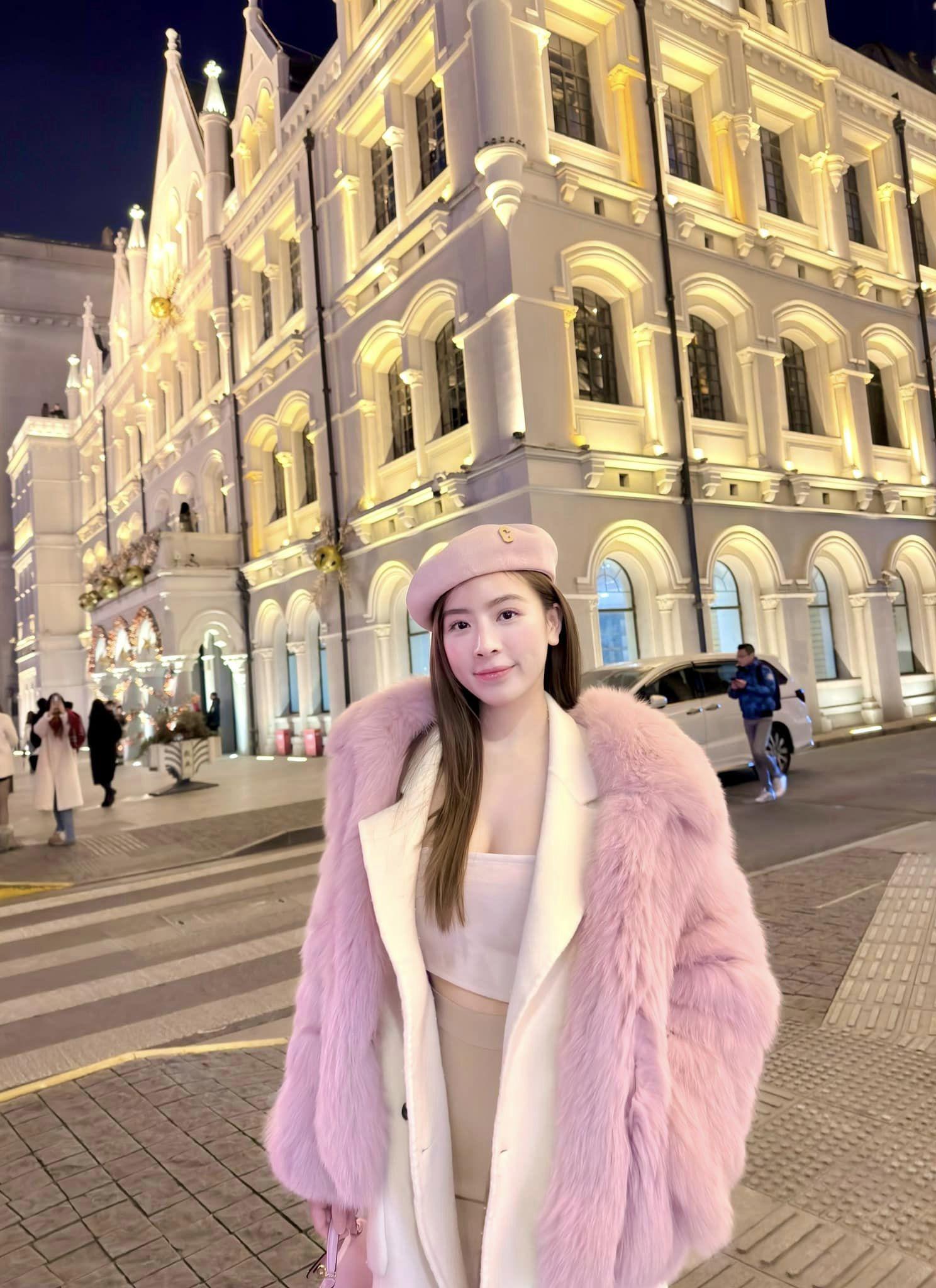 Trong chuyến du lịch Thượng Hải (Trung Quốc) vào tháng 12 vừa qua, mỹ nhân Hà Thành nổi bật trên đường phố với set đồ tông trắng - hồng, ôm sát thân hình. Vì thời tiết lạnh nên cô diện thêm áo khoác lông bên ngoài, kết hợp cùng mũ len. 