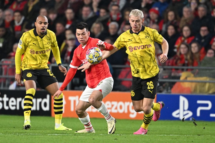 Dortmund (áo vàng) sẽ không dễ giành vé trước PSV