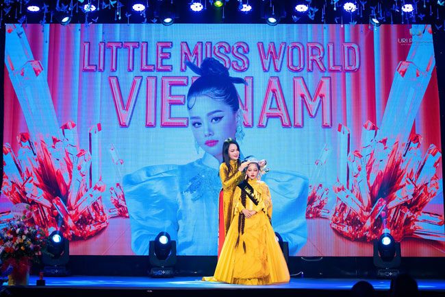 Giám đốc quốc gia Little Miss World Việt Nam trao sash và vương miện cho mẫu nhí Nguyễn Lý Thiệu Vy.