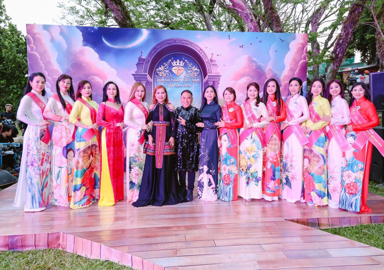 Chủ tịch Đặng Gia Bena, NTK Tony Phạm, á hậu Hạnh Nguyên cùng các thí sinh Hoa hậu Doanh nhân Việt Nam 2024