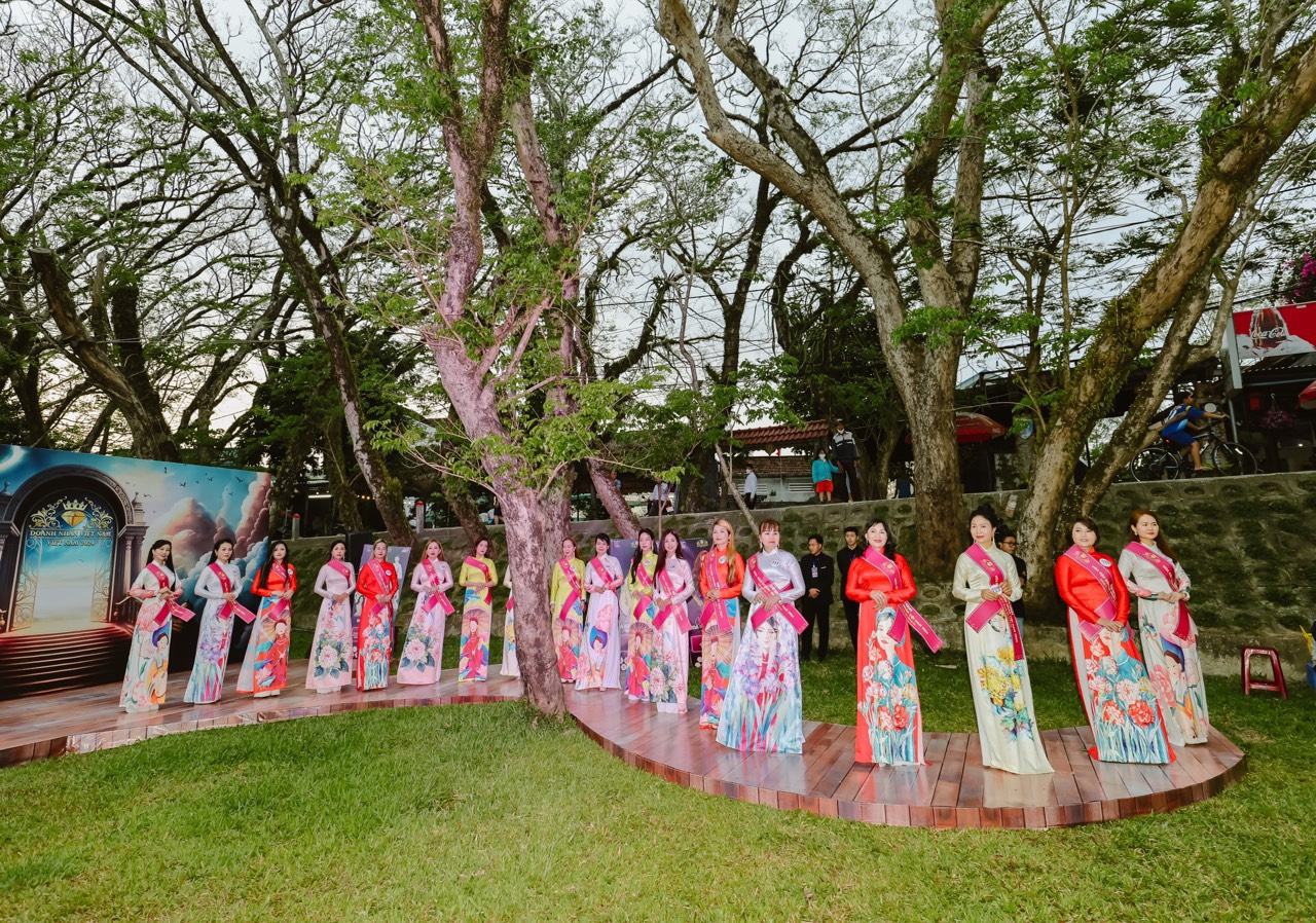 Thí sinh trong tà áo dài truyền thống với chủ đề “Thiếu nữ bên Vườn Cừa” của NTK Tony Phạm.