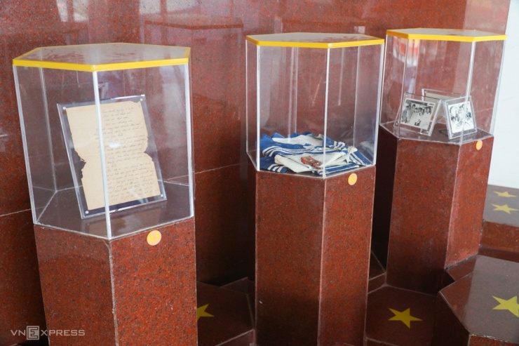 Khu vực trung tâm bảo tàng trưng bày các tư liệu, hiện vật và hình ảnh của các liệt sĩ.