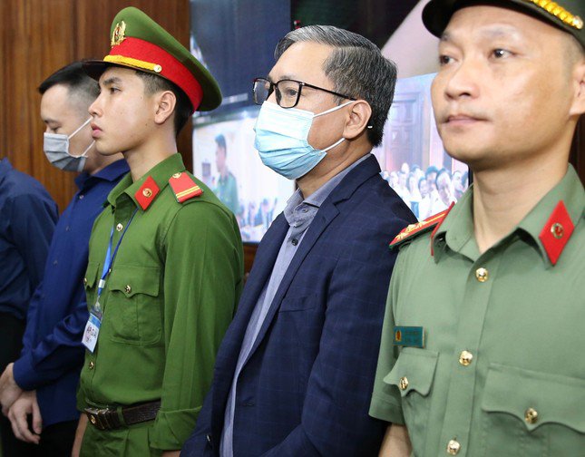Bị cáo Nguyễn Cao Trí (giữa) tại phiên tòa.