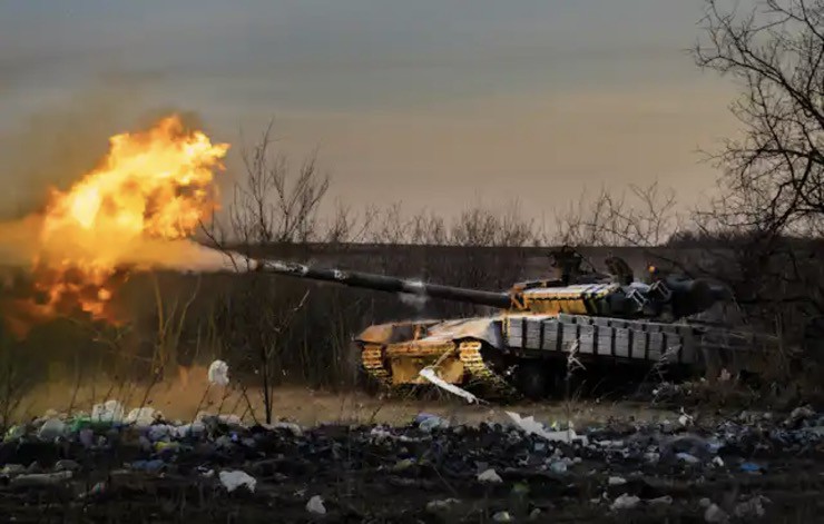 Xe tăng Ukraine khai hỏa trong giao tranh gần thành phố Chasiv Yar, vùng Donetsk vào ngày 29/2/2024.