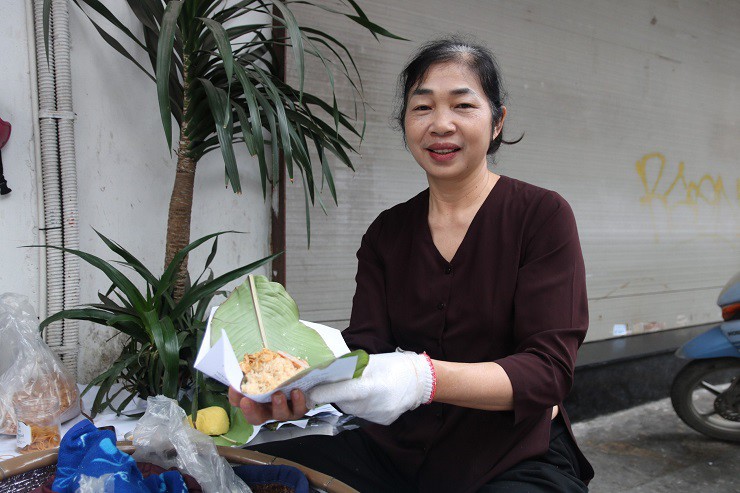Bà Nguyễn Thị Tuyến bên thúng xôi - công việc bà từng gắn bó cả cuộc đời