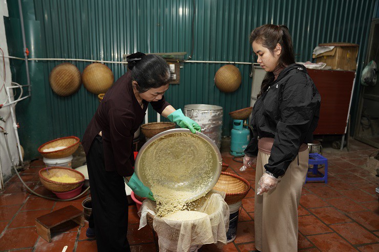 Nhiều thế hệ trong gia đình tại làng Phú Thượng cùng nấu xôi