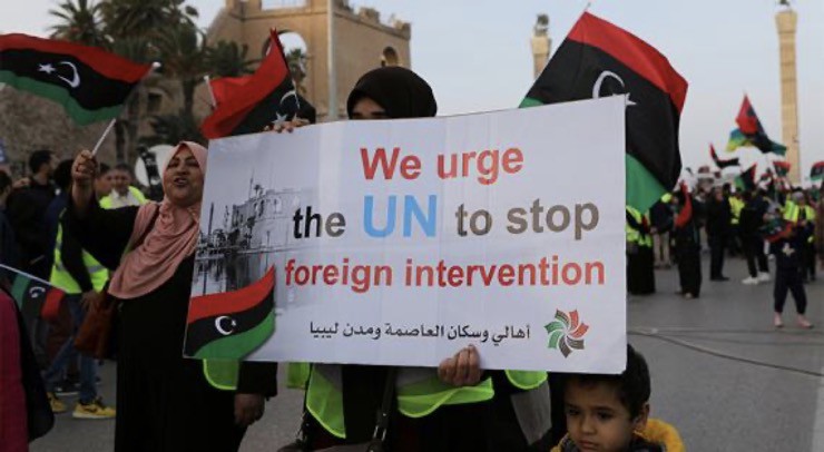 Người dân Libya giơ biểu ngữ&nbsp;phản đối sự can thiệp của nước ngoài.