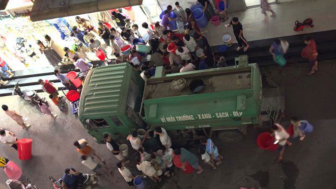 Cư dân khu đô thị Thanh Hà vây quanh xe bồn để lấy nước sạch đầu tháng 10/2023