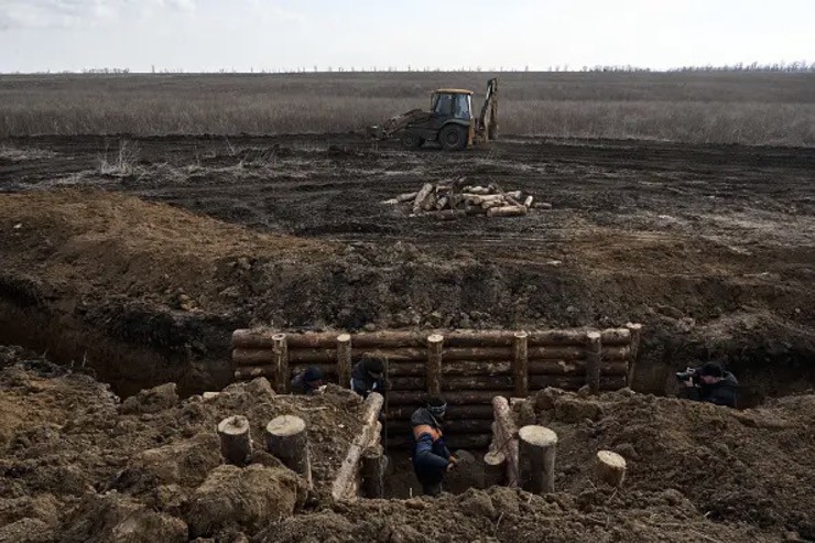 Các chiến hào được Ukraine xây dựng, sau đó gia cố bằng gỗ.