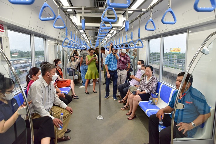Người dân trải nghiệm tàu metro đầu tiên của TP.HCM chạy thử nghiệm.