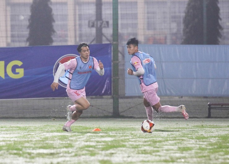 ĐT Việt Nam đội mưa rèn quân chuẩn bị quyết đấu Indonesia vòng loại World Cup - 3