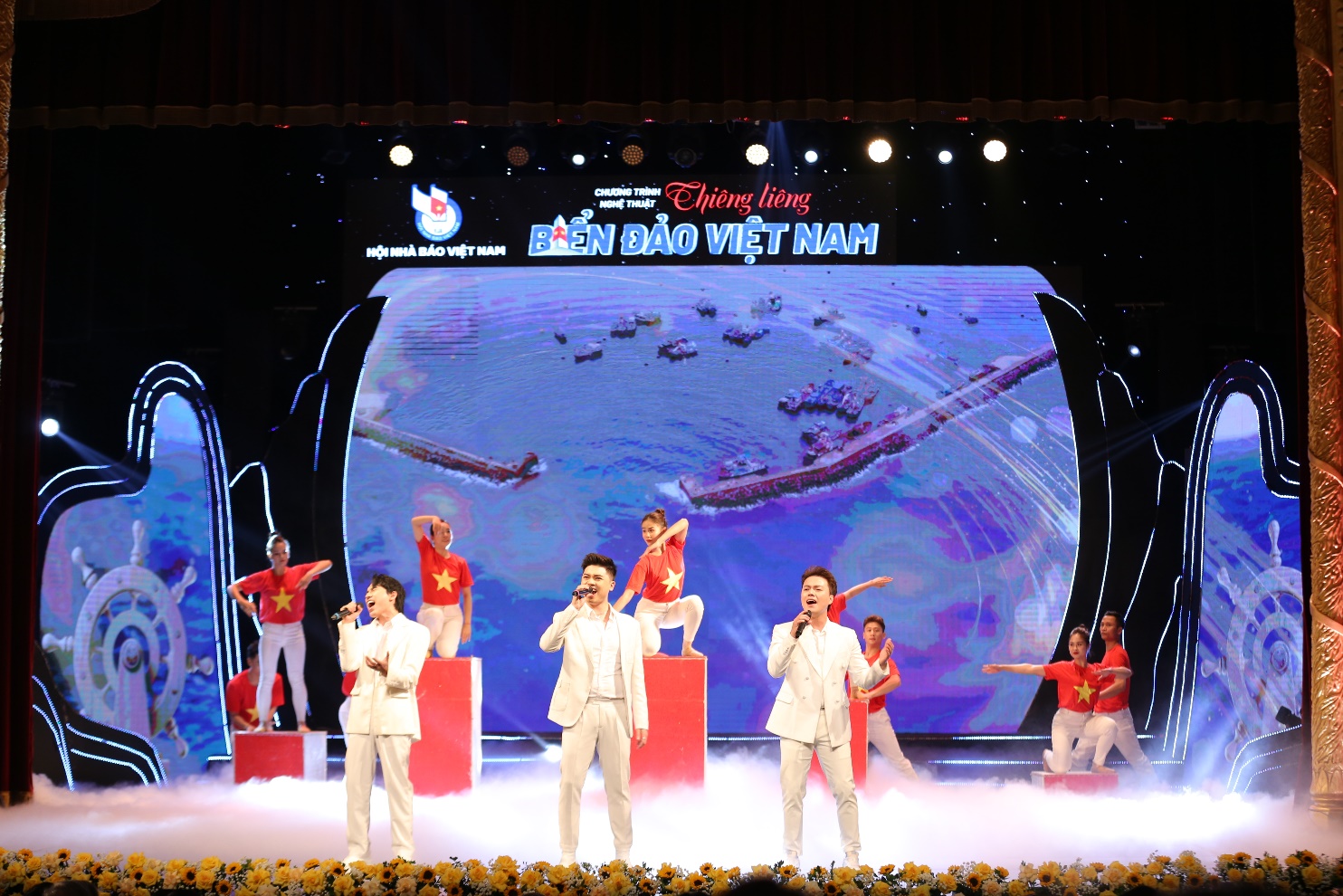 Tổ quốc nhìn từ biển - Thơ: Nguyễn Việt Chiến - Nhạc: Quỳnh Hợp, biểu diễn: Đinh Quang Đạt, Xuân Sơn, Quang Vinh