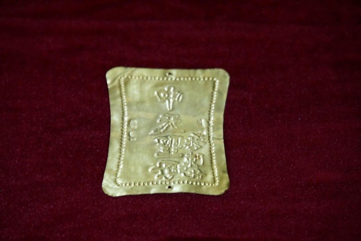 Các hiện vật trong bộ đồ cung tiến nữ tướng Lê Chân mới được trao trả lại Bảo tàng Hải Phòng. Ảnh: Ngọc Sơn
