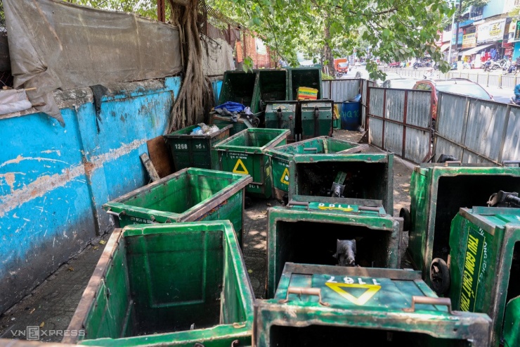 Bên ngoài tường rào khu đất trên đường Lê Hồng Phong thành nơi tập kết rác thải.