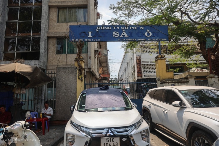 Tấm bảng hiệu công ty bong tróc chữ, luôn trong tình trạng khoá cửa, thành nơi đậu xe.