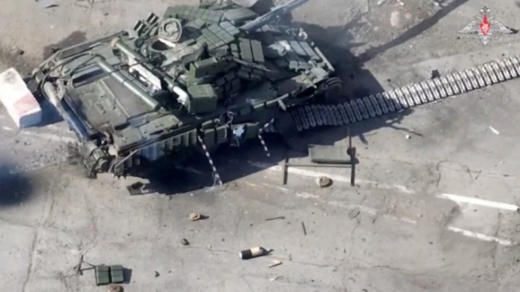 Một chiếc xe tăng xâm nhập Nga từ Ukraine bị phá hủy ở Belgorod. Ảnh: Bộ Quốc phòng Nga