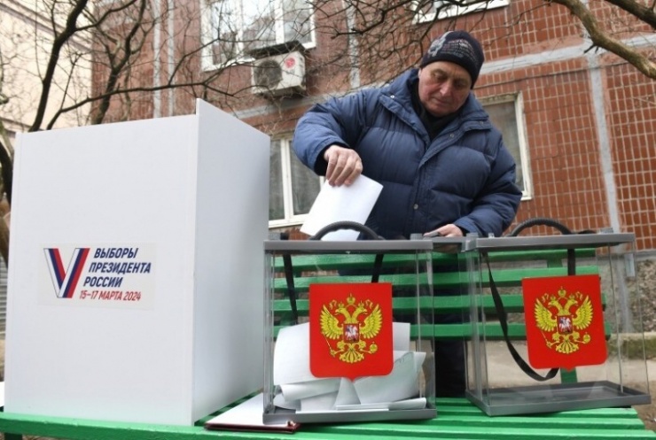 Một người đàn ông đi bỏ phiếu tại Nga. Ảnh: GettyImages