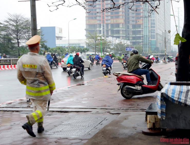 Chạy xe máy ngược chiều đường Tố Hữu, cô gái bật khóc khi bị xử phạt - 7