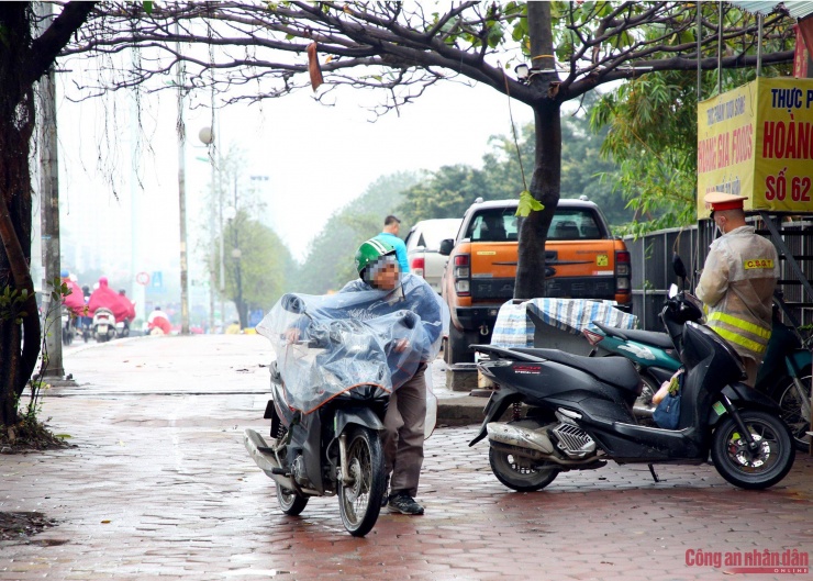 Một trường hợp xuống xe dắt bộ từ xa.