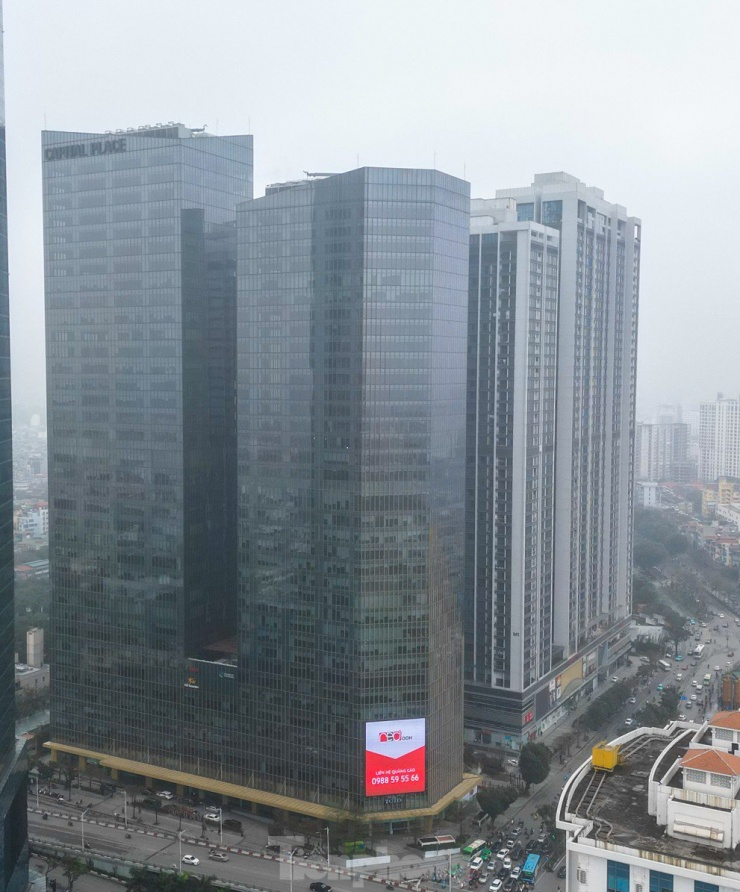 Được biết, tòa nhà văn phòng Capital Place tọa lạc tại khu vực giao cắt giữa các tuyến đường Liễu Giai – Kim Mã – Nguyễn Chí Thanh (quận Ba Đình). Toà nhà có tổng diện tích cho thuê 93.550m2 và tổng diện tích cho thuê thương mại là 5.279m2.