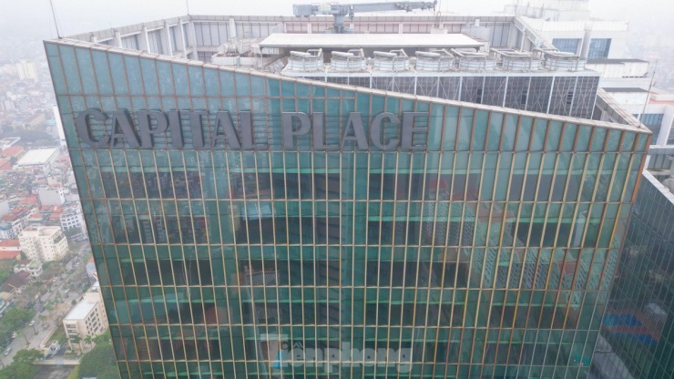 Tòa nhà Capital Place vốn là một phần của dự án Vinhomes Metropolis, sau đó được chuyển nhượng sang cho pháp nhân CTCP Twin-Peaks thuộc sở hữu của tập đoàn bất động sản bất động sản Singapore Capitaland.