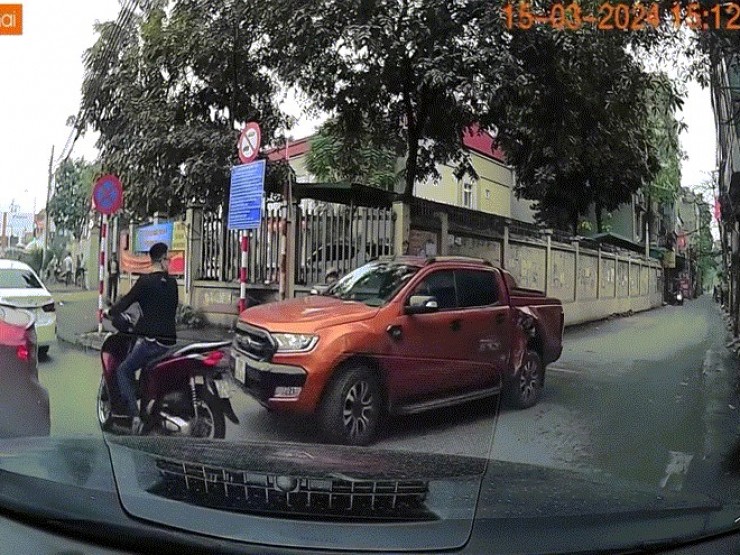 Clip: Ô tô bán tải gây tai nạn liên hoàn, náo loạn đường phố Hà Nội