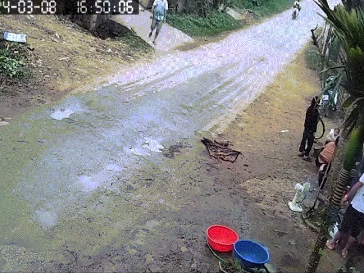 Clip: Người đàn ông sang đường bất cẩn gây họa cho học sinh đi xe máy