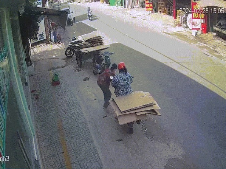 Clip: Nhặt tiền bị rơi, người phụ nữ bị xe máy đâm đập đầu xuống đường