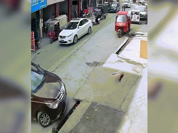 Clip: Ô tô gặp nạn khi quay đầu và đoạn đường bất ổn sau đó
