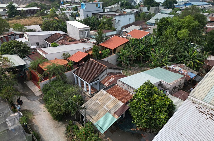 Nằm ở ngoại ô TP.HCM, nơi có những căn nhà cấp 4 lợp mái tôn san sát, căn nhà có tên "Nấm - Sứa House" với mái ngói đỏ tươi nổi bật hơn tất cả.
