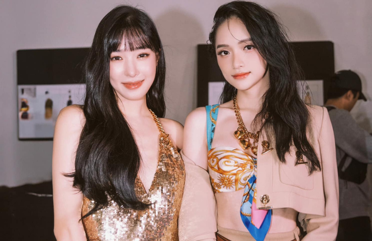 Hương Giang đứng cạnh Tiffany (SNSD) vẫn nổi bật nhờ cách trang điểm, làm tóc và phối trang phụ phá cách.
