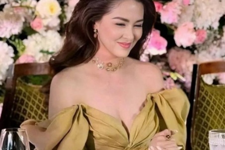 "Người đàn bà đẹp nhất Philippines" quyến rũ nồng nàn với váy xẻ sâu