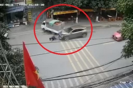 Clip: Ô tô tông văng xe tải, húc bay tài xế