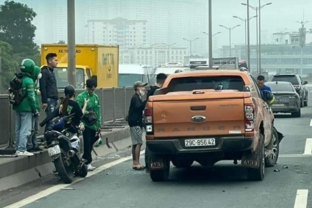Xe bán tải chạy trốn cảnh sát, gây náo loạn đường phố Hà Nội