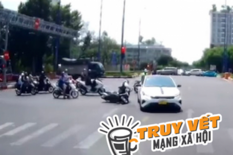 Xôn xao clip ô tô 4 chỗ vượt ẩu khiến xe máy té ngã ở TP Thủ Đức