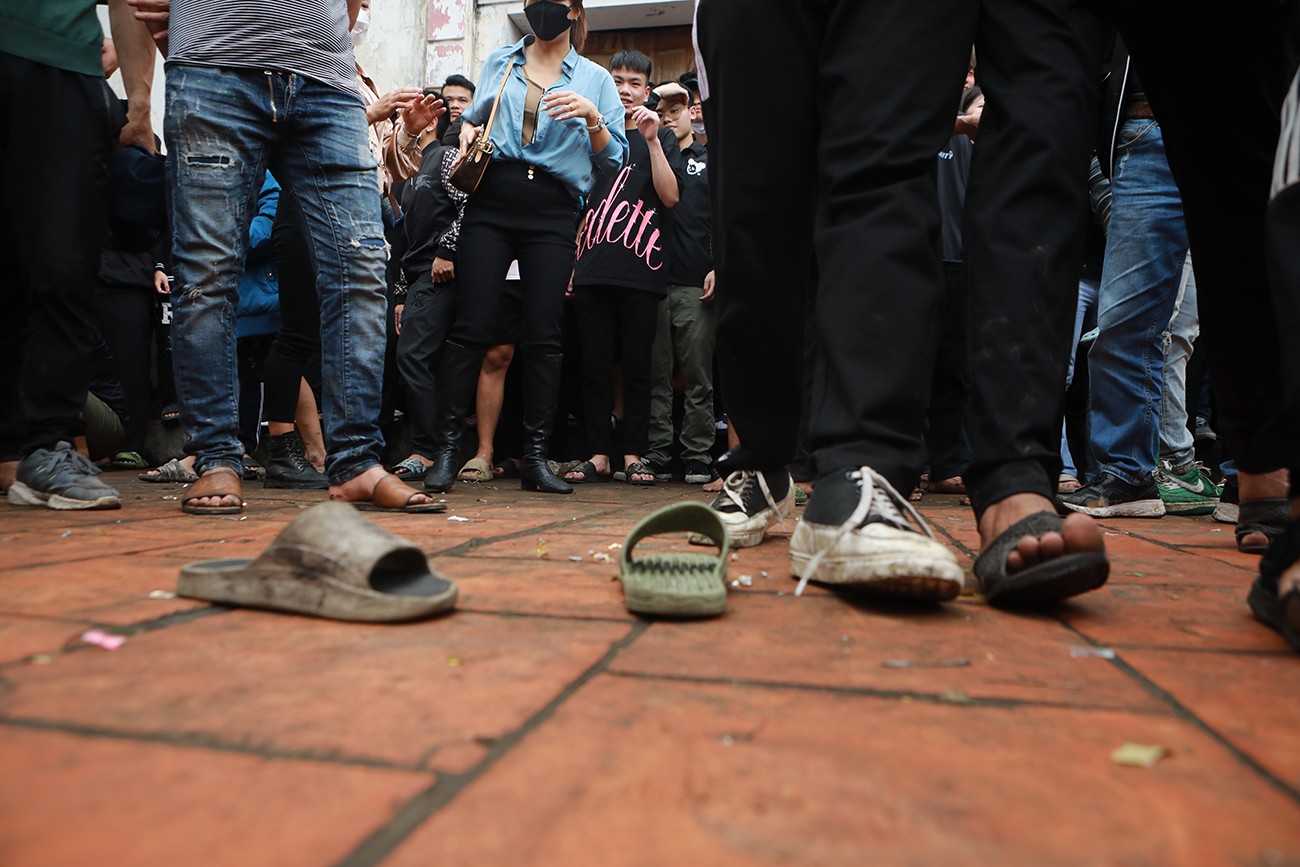 &nbsp;Những đôi dép bỏ lại sân đình sau những cuộc giành bông của những thanh niên làng Sơn Đồng.